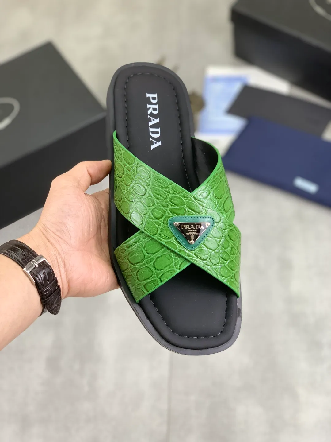 Men's shoes 💰P320💰【New style】🎁🎁🎁 PRADA Prada's new casual slippers, original official website 1:1, perfect workmanship, conveying a kind of noble luxury, sublimating its definition of luxury in Prada's high-end extraordinary craftsmanship. Original combination outsole, size: 39-46 colors 🉑️ to choose from
